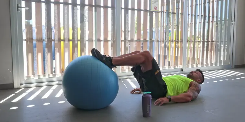 Curl pelvien avec fitball