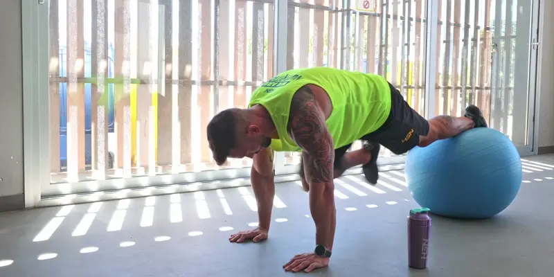 Genou à la poitrine unilatéral depuis fitball