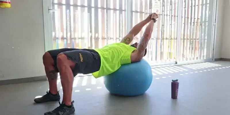 Fitball russian twist