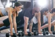 Deportistas realizando ejercicios de core anti-rotación en gym