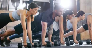 Deportistas realizando ejercicios de core anti-rotación en gym