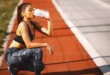 Chica runner bebiendo agua en carril bici