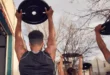 Deportistas realizando overhead carry