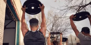 Deportistas realizando overhead carry