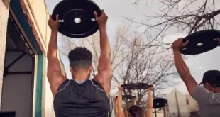 Deportistas realizando overhead carry