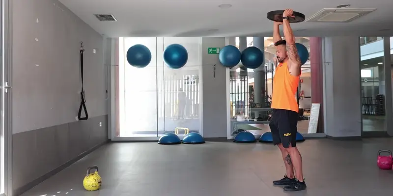 Carry par-dessus la tête avec disque