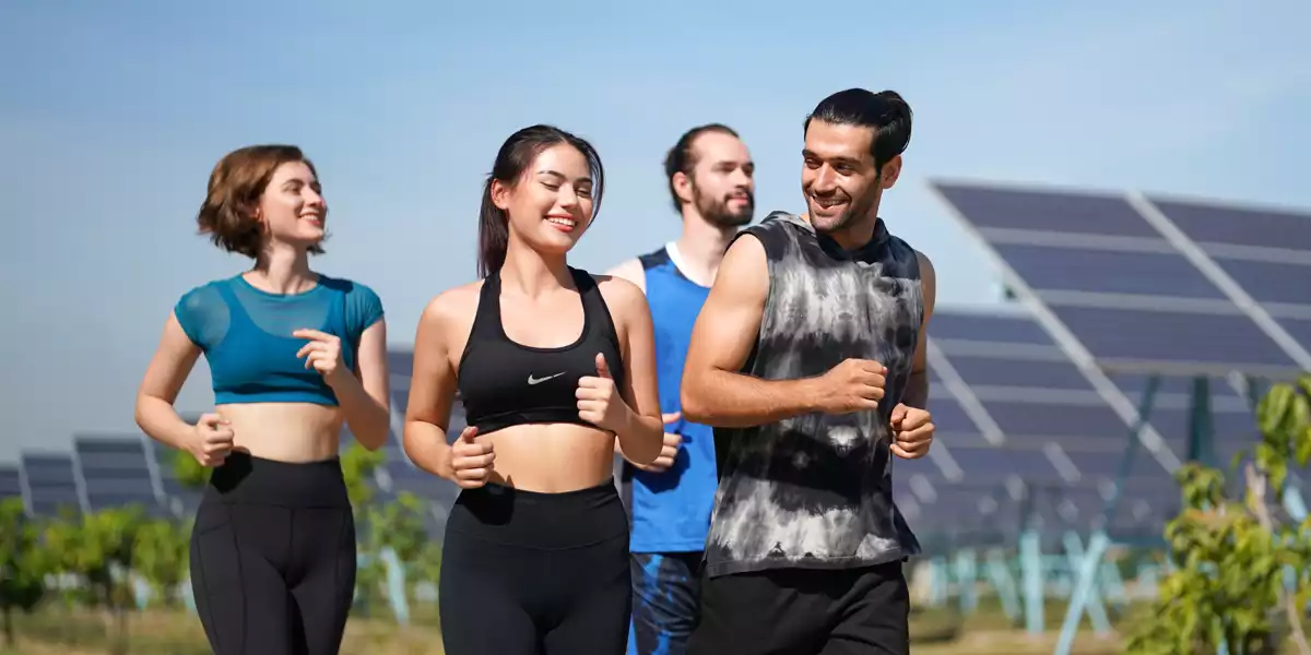 Gruppo di giovani atleti che corrono nel campo
