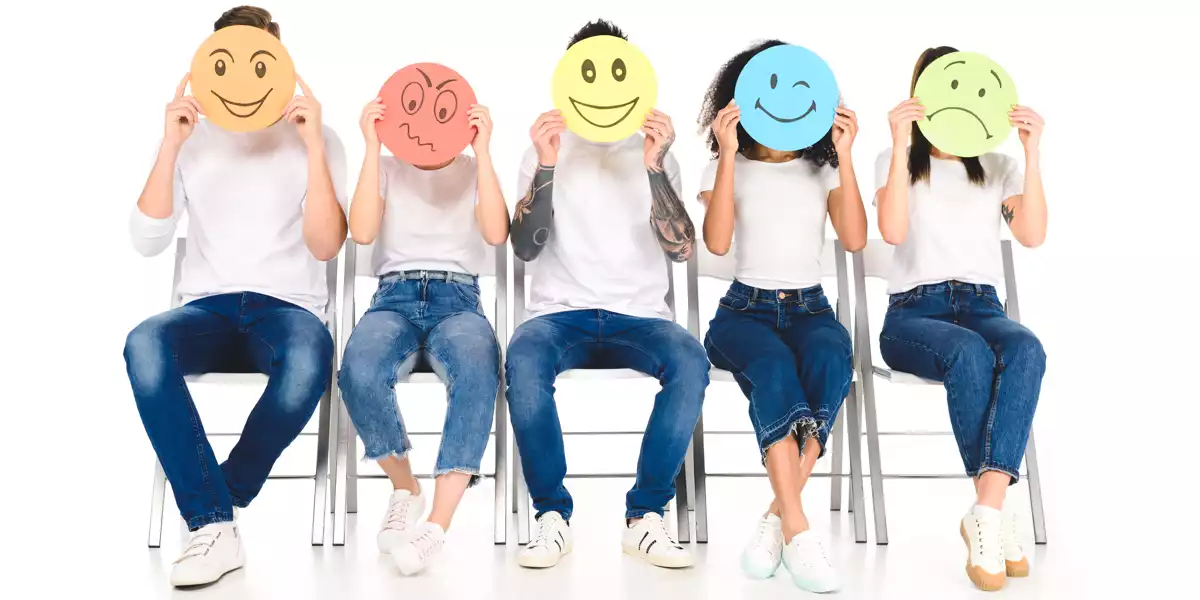 Groupe d’amis avec masques souriants