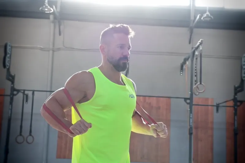 Press de banca de pie con banda