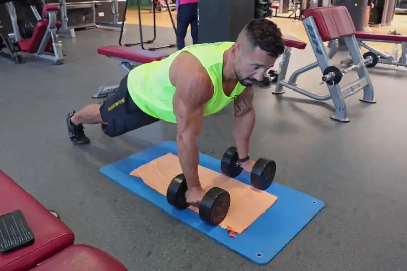 Flexiones con mancuernas