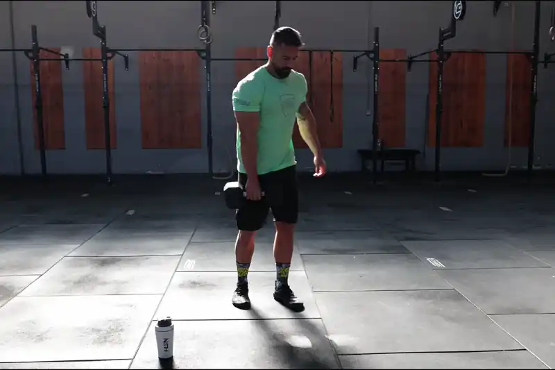 Peso morto romeno a uma perna com um haltere