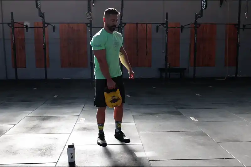 Peso morto romeno a uma perna com um kettlebell