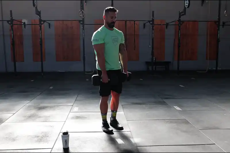 Peso morto romeno a uma perna com dois halteres