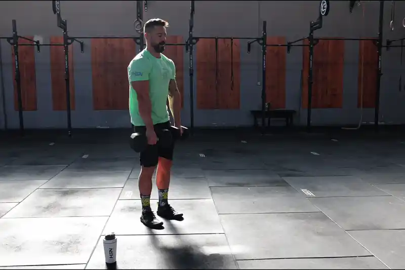 Peso morto romeno com halteres