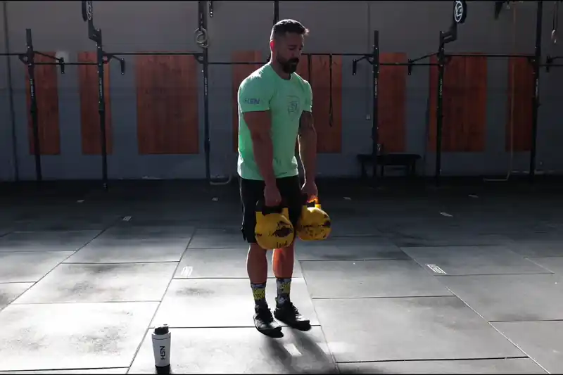 Peso morto romeno a uma perna com dois kettlebells