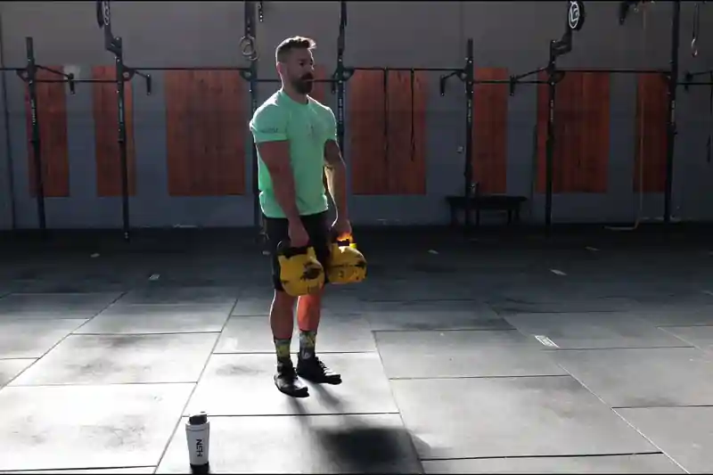 Peso morto romeno com kettlebells