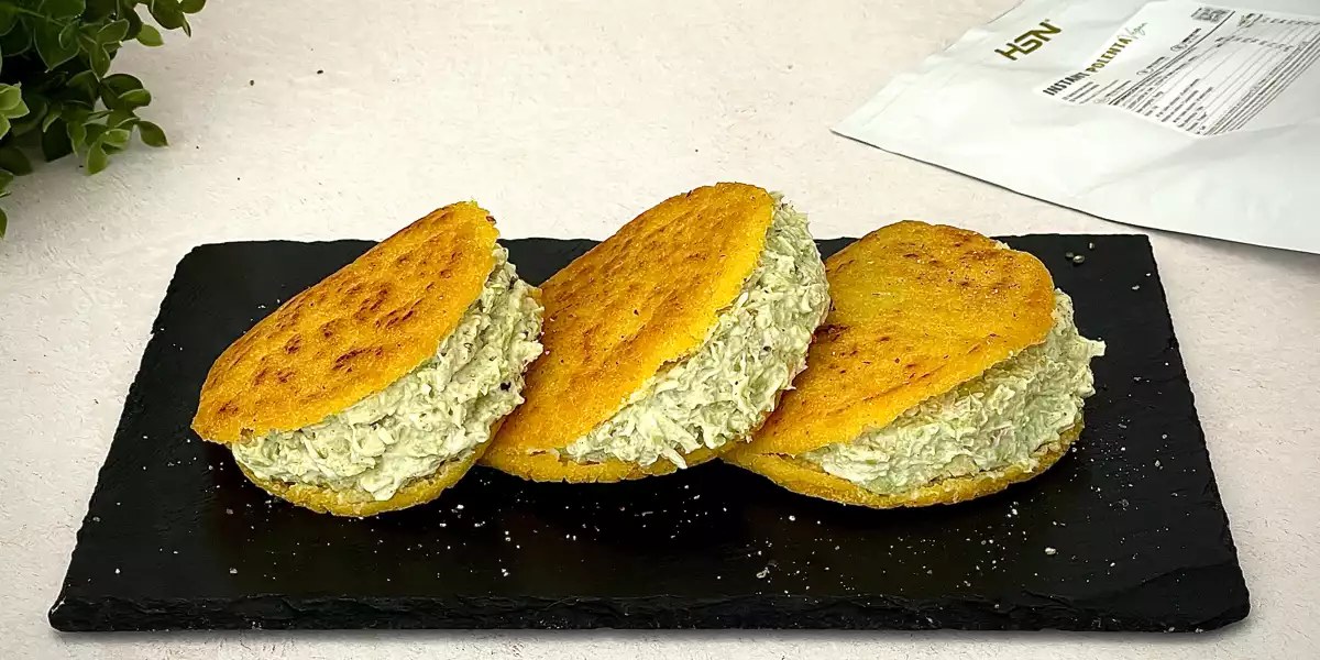 Arepas con polenta rellenas de pollo cremoso con aguacate y yogur griego
