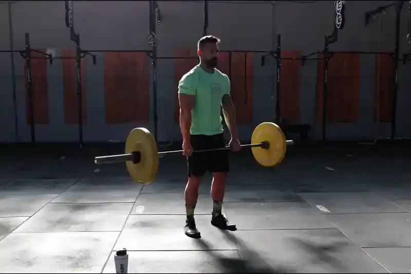 Peso morto romeno com barra