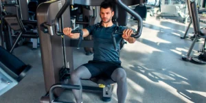 Cómo hacer press de pecho en máquina sentado correctamente