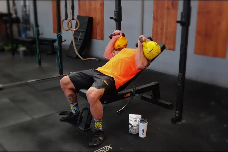 Press banca inclinato con kettlebell