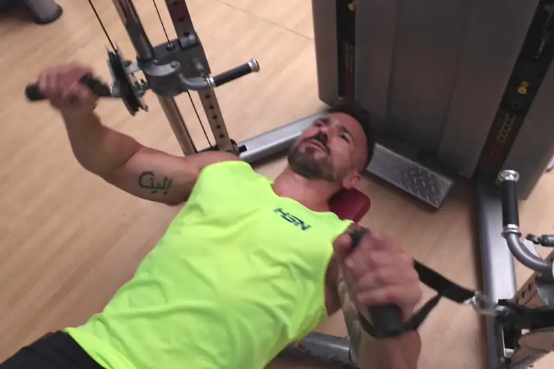 Press de banca con poleas