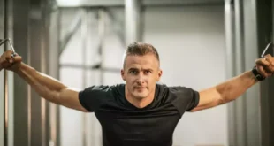 Hombre realizando ejercicio con poleas