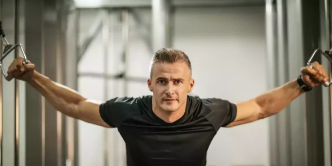 Mejores ejercicios para entrenar el pectoral con estación de poleas