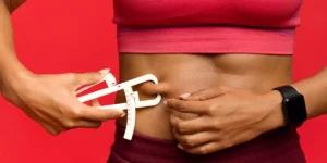 Medir la grasa corporal empleando un plicómetro