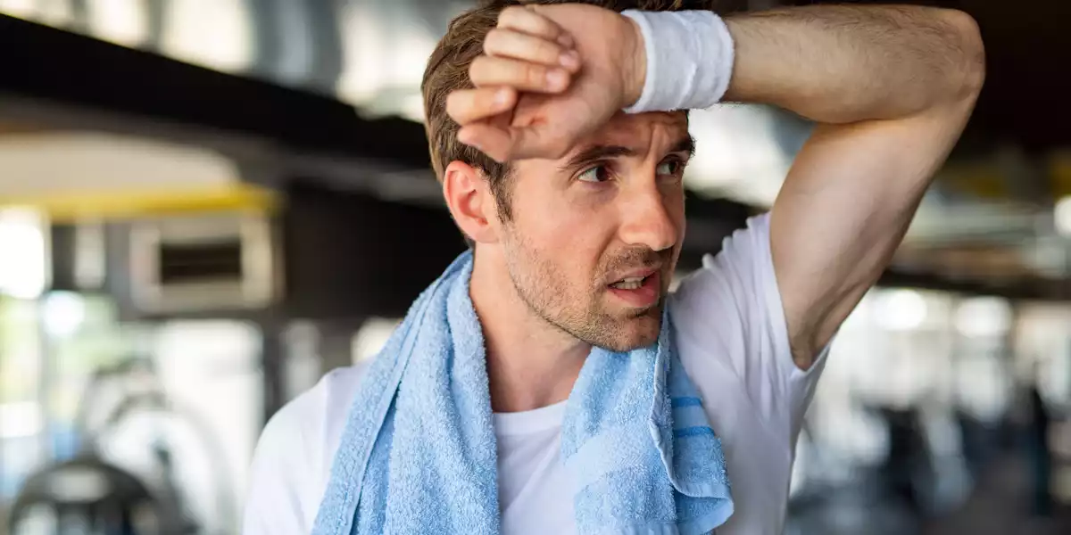 Sportif en sueur après l’entraînement