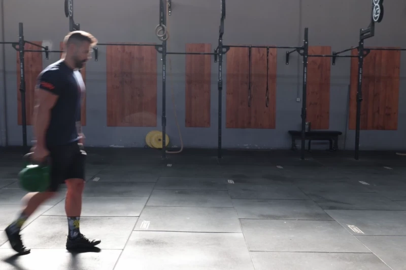 Marche du Fermier Unilatérale avec Kettlebell
