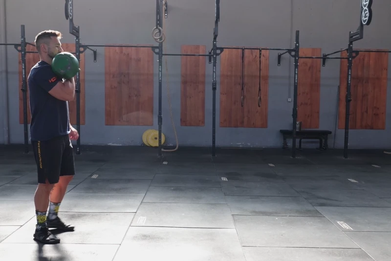 Front rack carry unilaterale con kettlebell