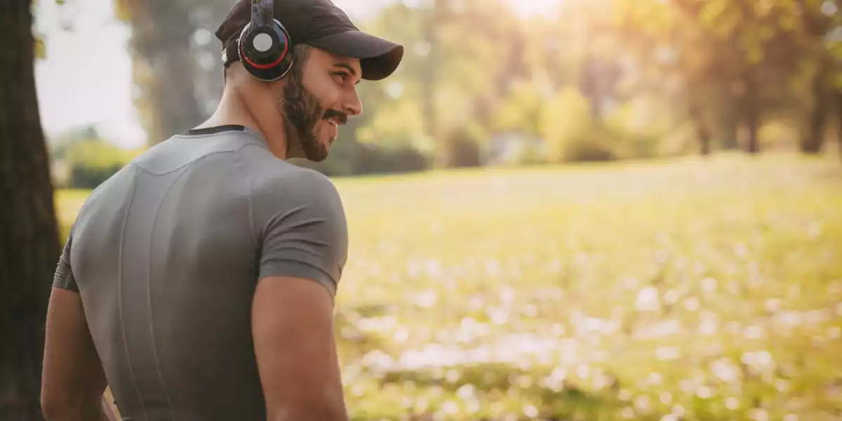 Jeune sportif s’entraînant dans le parc