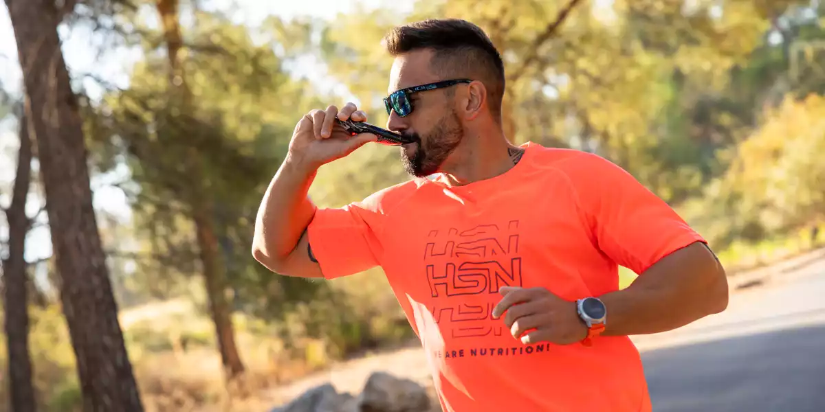 Coureur prenant un gel pendant la course