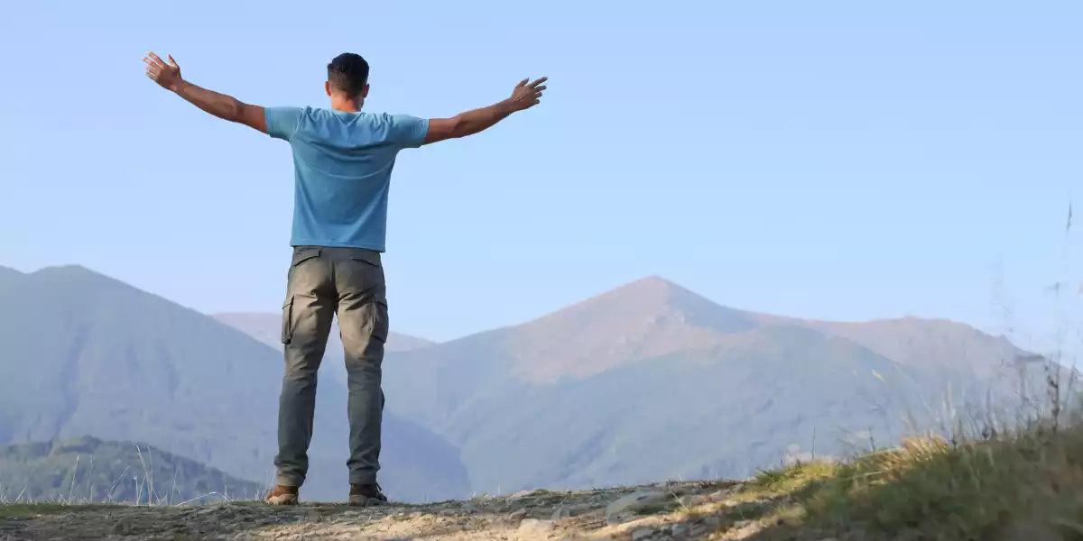 Homem feliz na natureza