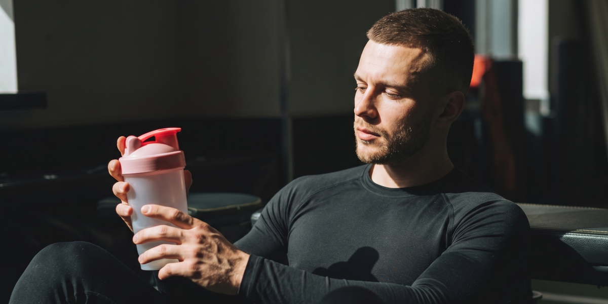 Atleta bebiendo de shaker bpa free