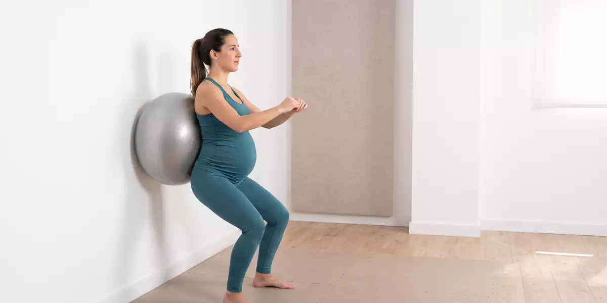 Squats avec ballon contre le mur
